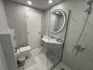 Ванная комната в Icon tower 1 , JLT 1BHK apartment