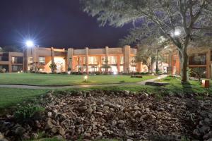 Windhoek Country Club Resort tesisinin dışında bir bahçe