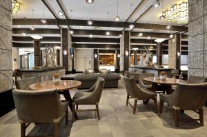 Windhoek Country Club Resort tesisinde bir restoran veya yemek mekanı