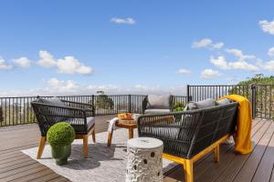 מרפסת או טרסה ב-Serene Oceanview Escape with Expansive Deck home