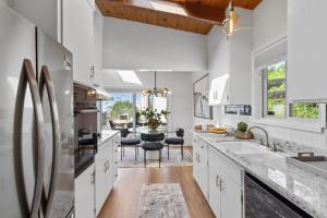 מטבח או מטבחון ב-Serene Oceanview Escape with Expansive Deck home