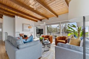אזור ישיבה ב-Serene Oceanview Escape with Expansive Deck home
