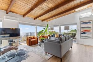 אזור ישיבה ב-Serene Oceanview Escape with Expansive Deck home +37 תמונות
