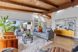 אזור ישיבה ב-Serene Oceanview Escape with Expansive Deck home