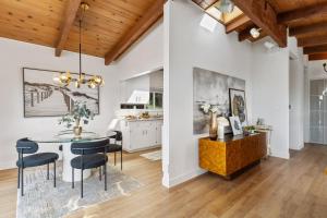אזור ישיבה ב-Serene Oceanview Escape with Expansive Deck home