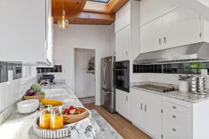 מטבח או מטבחון ב-Serene Oceanview Escape with Expansive Deck home