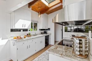 מטבח או מטבחון ב-Serene Oceanview Escape with Expansive Deck home