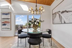 תמונה מהגלריה של Serene Oceanview Escape with Expansive Deck home בEl Granada
