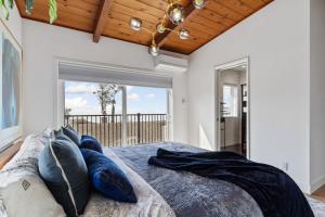 מיטה או מיטות בחדר ב-Serene Oceanview Escape with Expansive Deck home