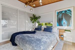 מיטה או מיטות בחדר ב-Serene Oceanview Escape with Expansive Deck home