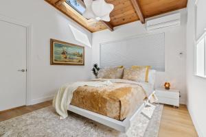 מיטה או מיטות בחדר ב-Serene Oceanview Escape with Expansive Deck home