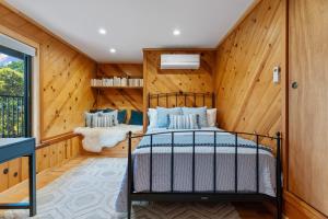 מיטה או מיטות בחדר ב-Serene Oceanview Escape with Expansive Deck home