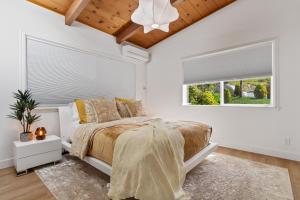מיטה או מיטות בחדר ב-Serene Oceanview Escape with Expansive Deck home