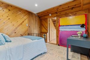 מיטה או מיטות בחדר ב-Serene Oceanview Escape with Expansive Deck home