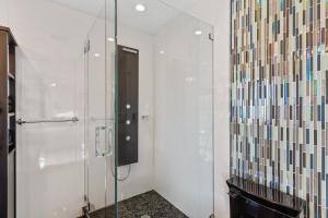 חדר רחצה ב-Serene Oceanview Escape with Expansive Deck home