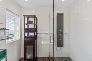 חדר רחצה ב-Serene Oceanview Escape with Expansive Deck home