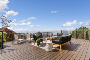 מרפסת או טרסה ב-Serene Oceanview Escape with Expansive Deck home
