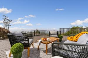 מרפסת או טרסה ב-Serene Oceanview Escape with Expansive Deck home