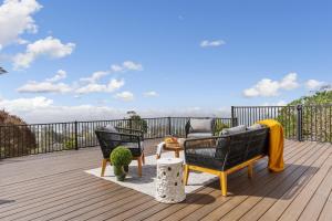 מרפסת או טרסה ב-Serene Oceanview Escape with Expansive Deck home