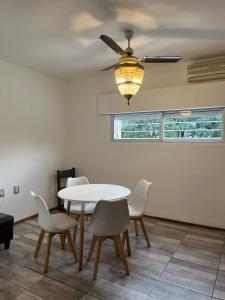 una sala da pranzo con tavolo, sedie e ventilatore a soffitto di Ático Mediterráneo a San Francisco