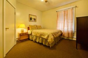 מיטה או מיטות בחדר ב-Suites on Main