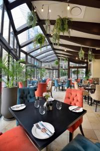 Un comedor con mesa y sillas en The Michelangelo Towers, en Johannesburgo