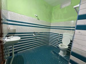 un bagno con un water e un lavandino di Manoranjan villa a Balāngīr