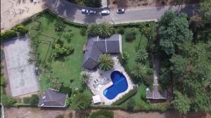 Bazén v ubytování Villa Das Palmeiras nebo v jeho okolí