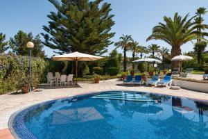 Bazén v ubytování Villa Das Palmeiras nebo v jeho okolí