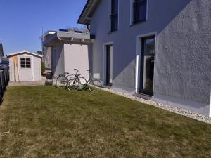 due biciclette parcheggiate sul lato di una casa di Ferienhaus Vanessa Für 8 Personen a Dümmer