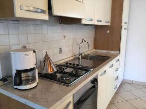 a kitchen with a coffee maker on the counter at Ferienwohnung Mit Blick Auf Das Wasser in Sommavilla