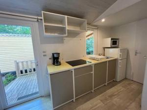 Kuchyň nebo kuchyňský kout v ubytování Camping 4 étoiles - Piscine - ef00ai