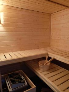a wooden sauna with a shelf and a bowl at Ferienhaus Am Wald Mit Sauna in Bad Elster
