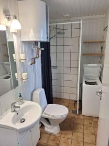 Ένα μπάνιο στο Lovely Family Cottage Near Child-Friendly Beach +15 φωτογραφίες