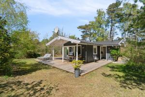 Κήπος έξω από το Lovely Family Cottage Near Child-Friendly Beach