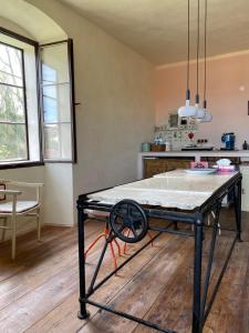 a table in the middle of a kitchen at Apartmán v barokního faře s rozsáhlou zahradou in Štichovice