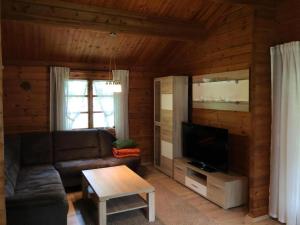 a living room with a couch and a television at Charmantes Ferienhaus Iris Im Waldecker Land in Bad Arolsen