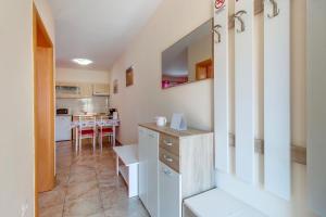 a small kitchen and dining room with a table at Ferienwohnung Für 2 Personen Ca 40 M Sup2 In Veli Lošinj, Adriaküste Kroatien Kroatische Inseln in Veli Lošinj