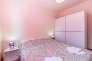 a bedroom with a bed and a white cabinet at Ferienwohnung Für 2 Personen Ca 40 M Sup2 In Veli Lošinj, Adriaküste Kroatien Kroatische Inseln in Veli Lošinj