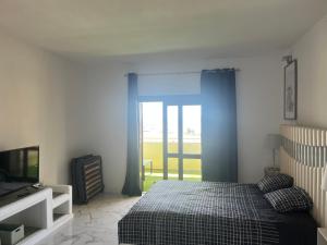 Postel nebo postele na pokoji v ubytování Amazing Sea View Studio w Pool