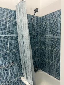 Koupelna v ubytování Amazing Sea View Studio w Pool + 1 fotografie