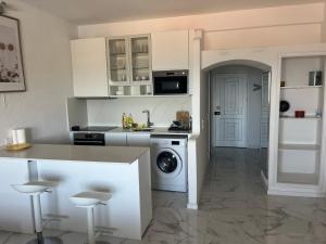 Kuchyň nebo kuchyňský kout v ubytování Amazing Sea View Studio w Pool