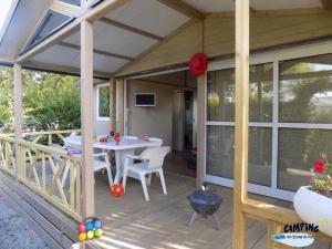 Μπαλκόνι ή βεράντα στο Chalet 3 étoiles - Piscine - eeedeh