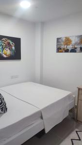 Postel nebo postele na pokoji v ubytování ELEGANT NEWLY FURNISHED STADEVIEW SUITEs