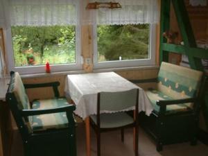 a dining room with a table and chairs and a window at Ferienhaus In Neustadt Harz Mit Terrasse, Grill Und Garten in Harztor