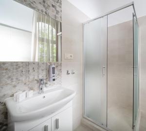 Koupelna v ubytování Esplanade, dependance hotelu Monti Spa