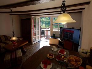 una sala de estar con un sofá y una mesa en Altes Fährhaus Anno 1 6 3 3 Traumferienwohnung In Exponierter Moselufer Lage, en Traben-Trarbach