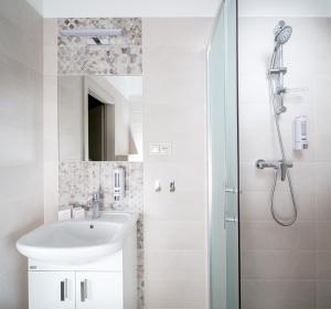 Koupelna v ubytování Esplanade, dependance hotelu Monti Spa
