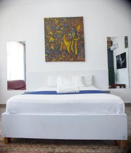 Ένα ή περισσότερα κρεβάτια σε δωμάτιο στο Casa Sira Nyali links road studio apartment +3 φωτογραφίες