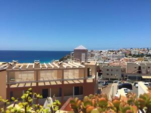 a view of a city and the ocean at Schöne Wohnung Mit Sonnenterrasse Und Meerblick in Morro del Jable